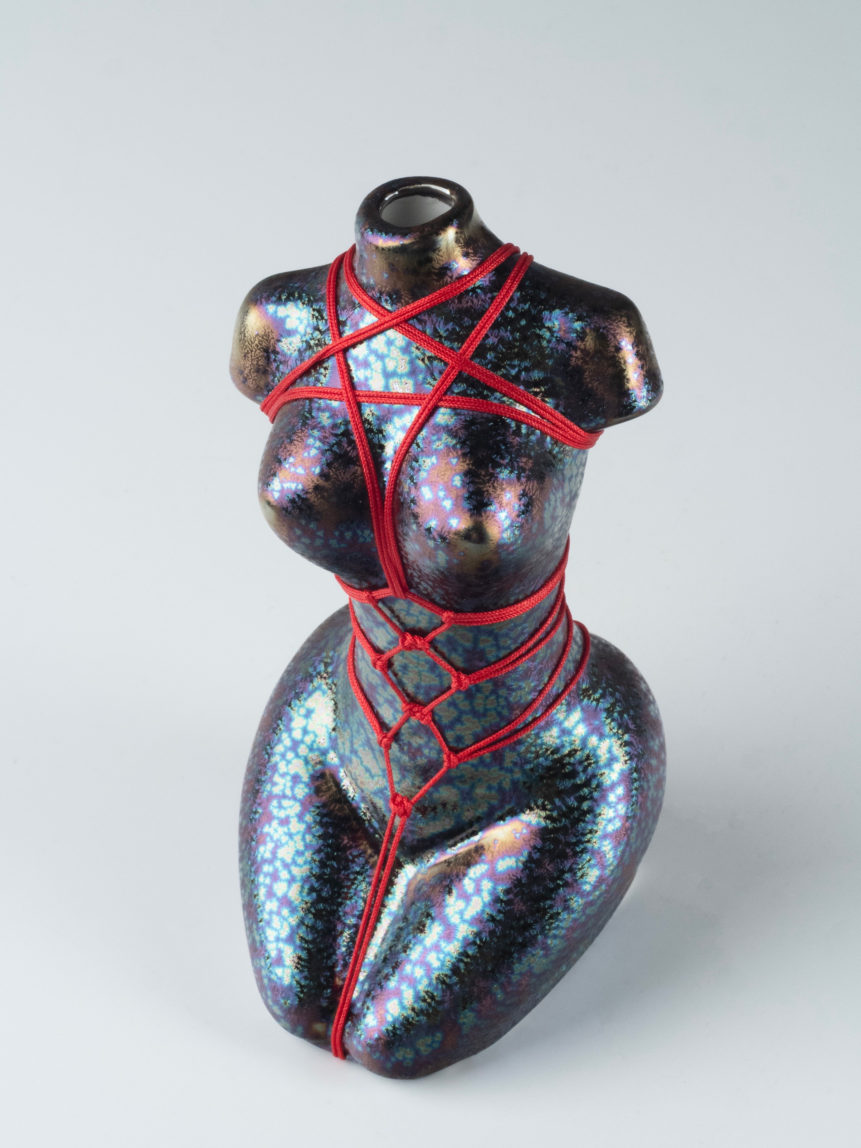 KNEELING VENUS VASE-8